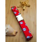 Piros vasmacskás nyakörv